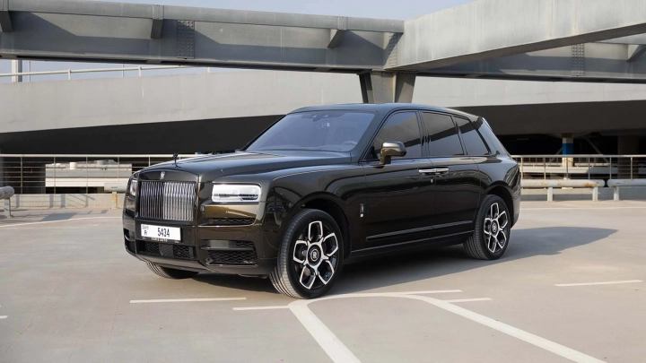 Rolls-Royce Cullinan Green for rent in Dubai